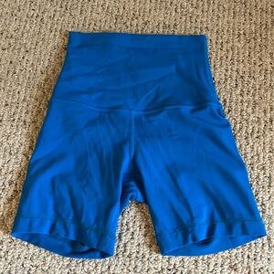 lululemon 6” align bike shorts in blue - size